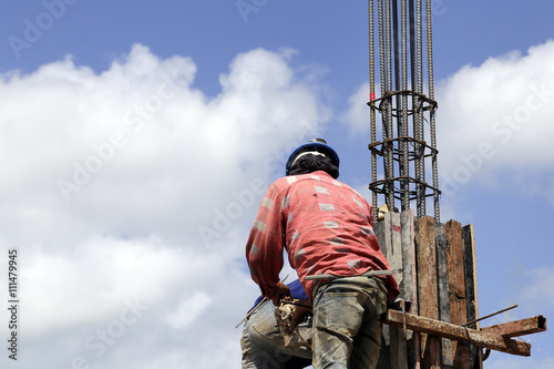 Fotografie, Obraz worker mounter assembling concrete formwork at construction site