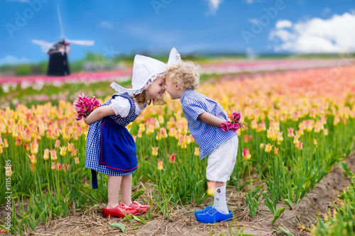 Fotomural Los niños holandeses en el campo del tulipán
