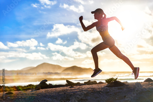 Fotografía Corredor del rastro Atleta que se ejecuta en la playa de verano