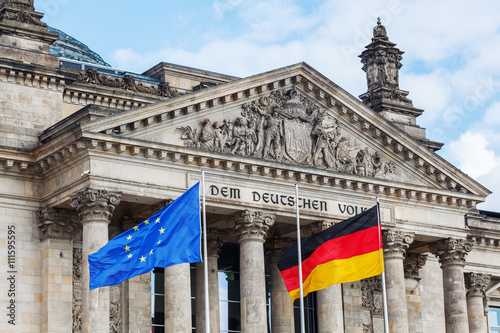 Fotografie, Obraz Německý Reichstag v Berlíně, Německo, s národními vlajkami