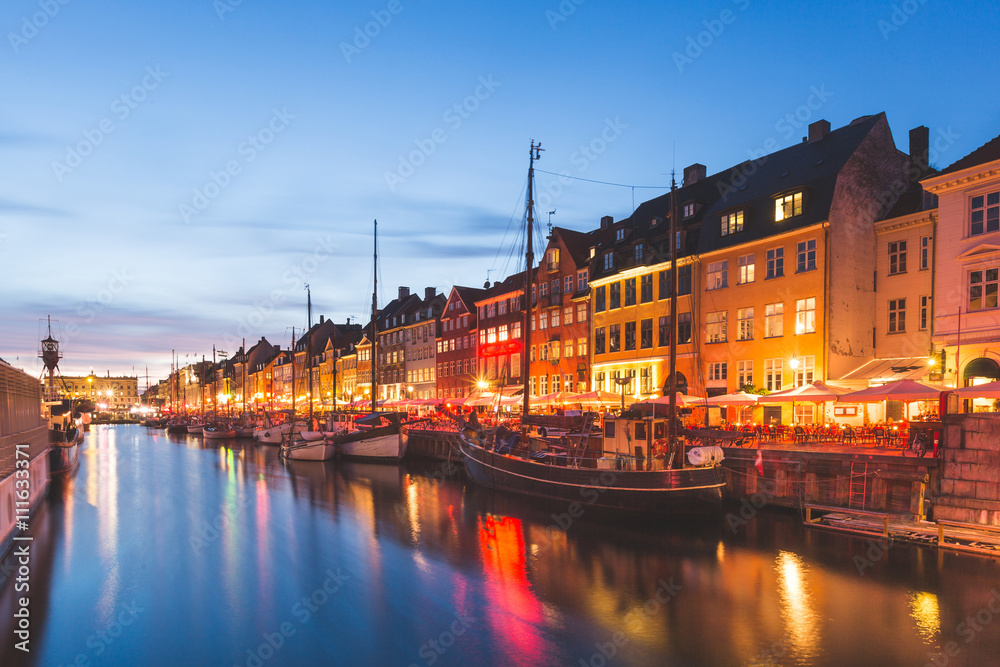 Obraz na płótnie Colorful houses in Copenhagen old town at night w salonie