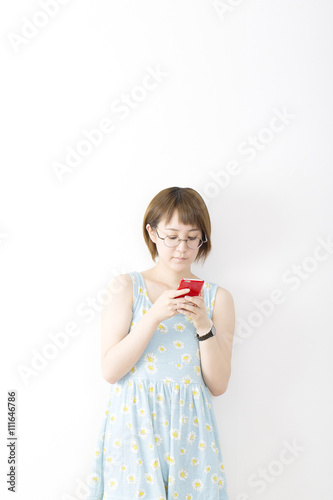 女性 スマホ カジュアル ショート ボブ 夏服 ワンピース 室内 白バック コピースペース Buy This Stock Photo And Explore Similar Images At Adobe Stock Adobe Stock