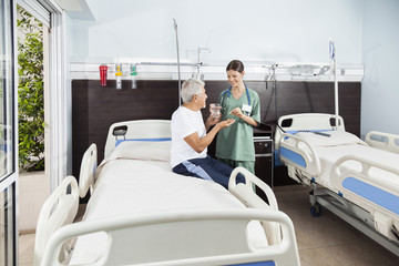 Canvas Print - Nurse Giving Medicine And Water To Patient In Rehabilitation Cen