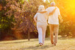 Leinwandbild Motiv Zwei Senioren gehen spazieren im Sommer