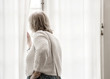 © Björn Kristersson - Kvinna tittar ut genom ett fönster