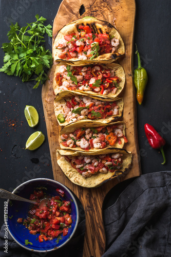 Fotomural Tacos de camarón con salsa casera, limas y perejil