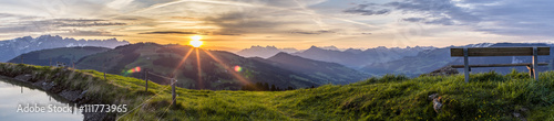 panorama-gorska-drewniana-lawka-i-wschod-slonca-w-gorach
