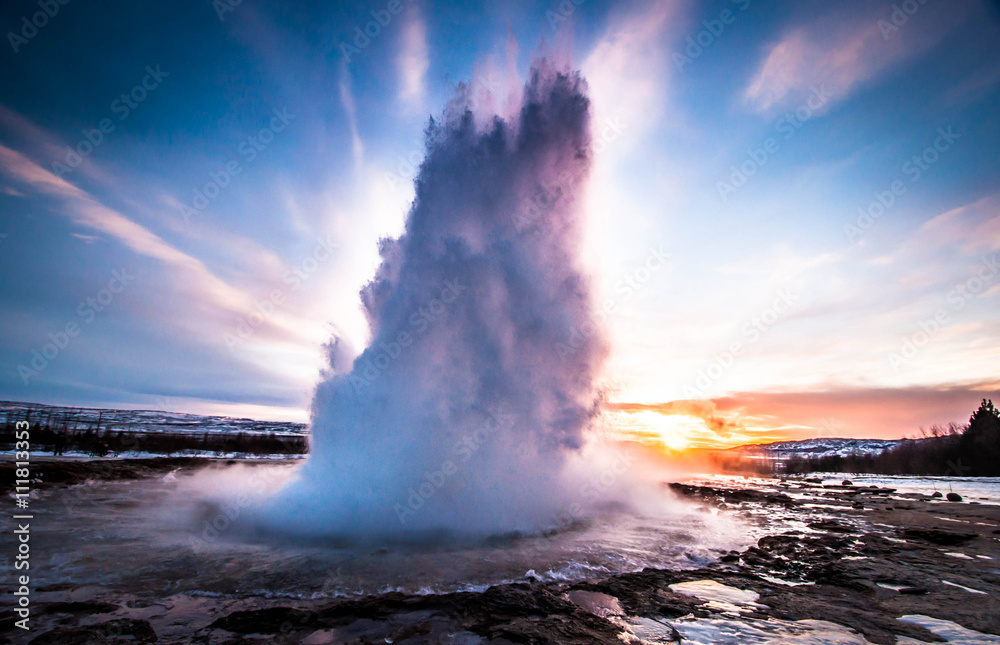 Obraz na płótnie Eruption of Geyser in Iceland. Splash w salonie