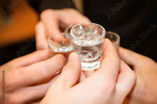 Fotomural Man hand with glass of vodka , close up
