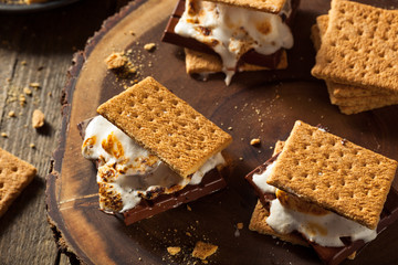 Canvas Print - Homemade Gooey Marshmallow S'mores