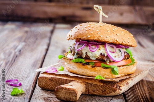 domowy-burger-z-kotletem-wolowym-jablkiem-salata-cebula-i-serem-plesniowym