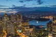 Ausblick auf Downtown Vancouver und Lions Gate Bridge bei Nacht