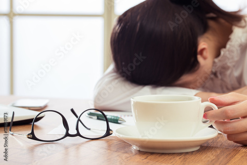 Fotomural Exhausted and tired young businesswoman sleeping on desk