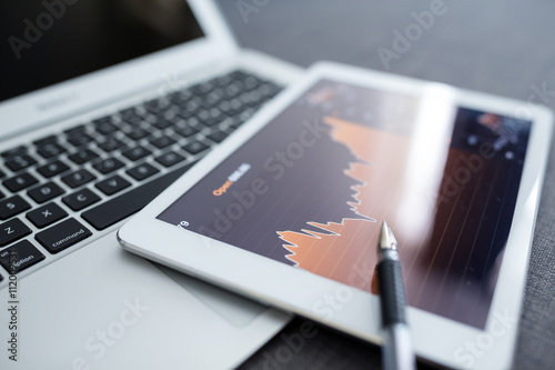 Cuadros en Lienzo Stock market trading on a tablet computer