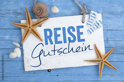Maritime Dekoration mit Holzschild und Reisegutschein ...