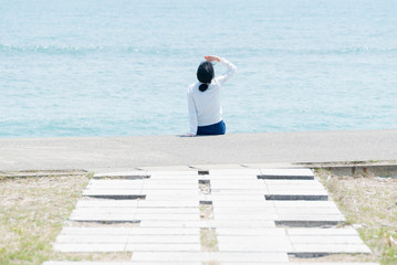 海岸でくつろぐ女性