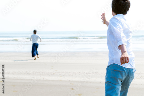 逃げる女性と追いかける男性 Stock Photo Adobe Stock