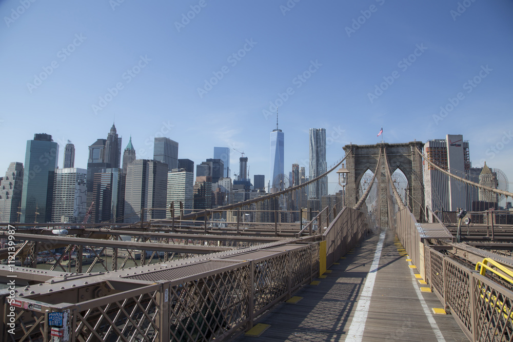 brooklyn bridge during a sunny day in new york - obrazy, fototapety, plakaty 