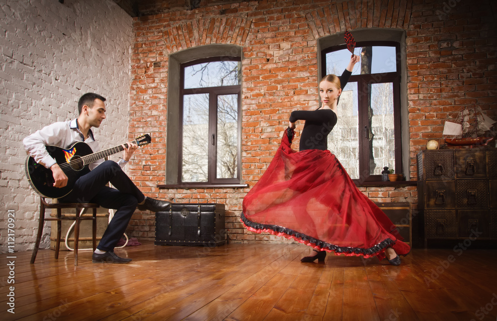 Young woman dancing flamenco and a man playing the guitar - obrazy, fototapety, plakaty 
