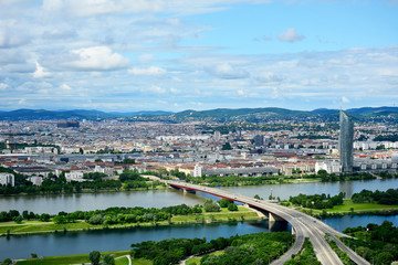 Blick über Wien mit Brigittenauer Brücke und Donauinsel