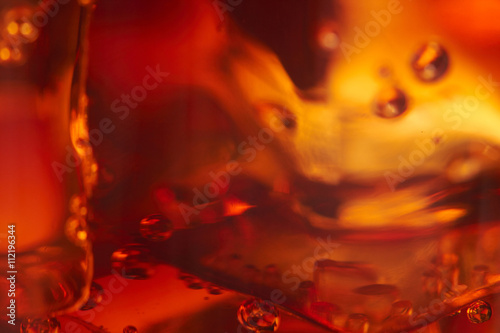 Fotografia cola with ice cubes