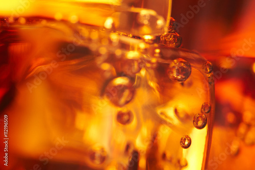 Fotografia cola with ice cubes