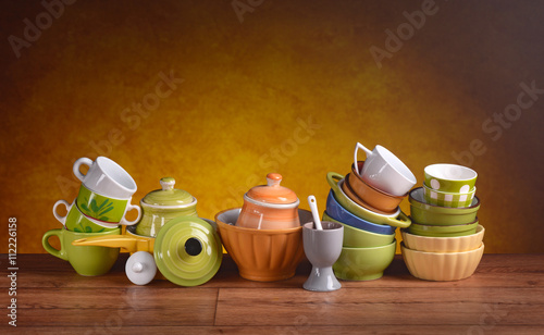 Plakat kolorowe naczynia kuchenne z porcelany - żółte tło