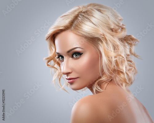 Naklejka dekoracyjna Beautiful blonde woman with eyeliner on her eyes