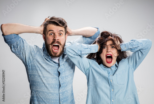 Fotografía Close up photo of angry man and woman touching their heads