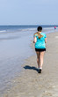 junge Frau joggt am Meer entlang