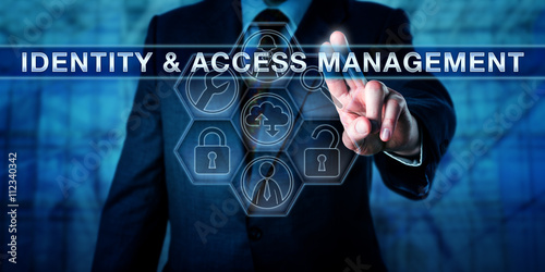 Fotografía Manager Pushing IDENTITY & ACCESS MANAGEMENT