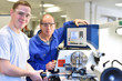 © industrieblick - Azubi und Ausbilder an einer Drehmaschine in der Berufsausbildung // trainee and trainers in adult education