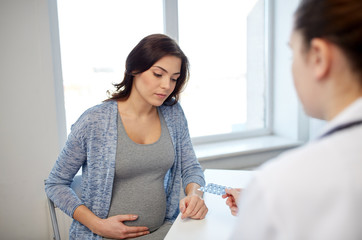 Canvas Print - gynecologist doctor and pregnant woman at hospital