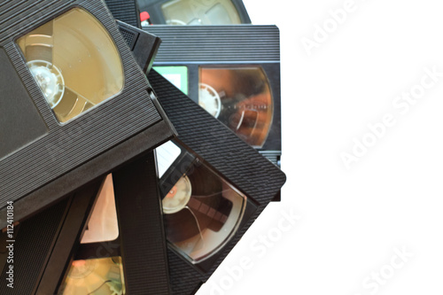 Fotografía stack of old vintage videotapes. video cassettes isolated on whi