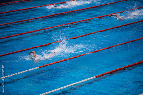 Fotografía Piscina olímpica con la carrera de nadador rastreo