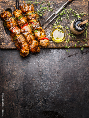Fotografía Marinated meat skewers with vegetables for grill or BBQ , fresh seasoning nad oi