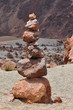 Colonne de pierres dans le désert