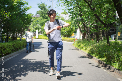 並木道を歩く男性 Stock Photo Adobe Stock