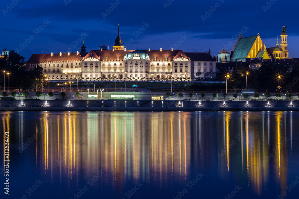 The Royal Castle over the Vistula river in Warsaw, Poland - obrazy, fototapety, plakaty 
