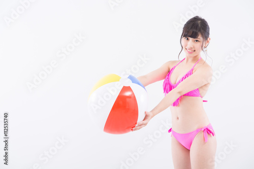 ビーチボールを持つ水着女性 Stock 写真 Adobe Stock