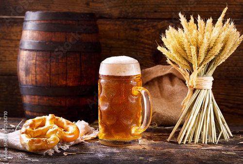 Fotografía Jarra de cerveza con espigas de trigo y pretzel