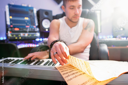 Fotografía DJ crear música de club en el estudio de grabación de sonido