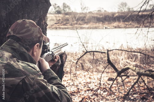 Zdjęcie XXL Myśliwy człowiek z pistoletu mające na celu i przygotowany do strzału podczas polowania