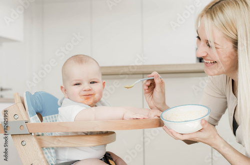 Fototapeta na szkło Mama karmi dziecko