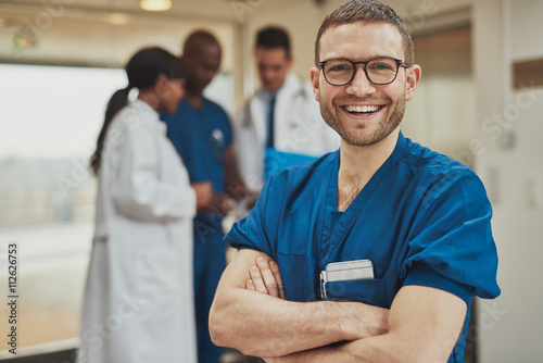 Fotografía Cirujano del hospital joven optimista feliz