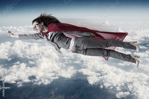 Fotomural Superwoman flying above the skies