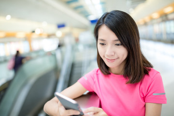 Canvas Print - Woman sending sms on cellphone