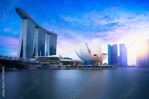 Plakat Marina bay Singapore o zmierzchu, panoramę miasta Singapur