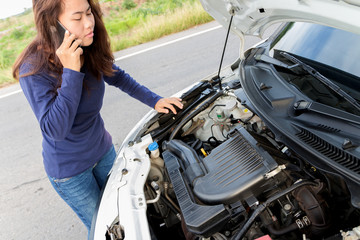 a woman call emergency car service after her car has a ploblem