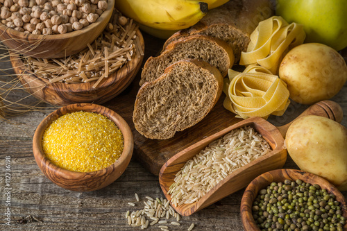 Fotografía Selection of comptex carbohydrates sources on wood background